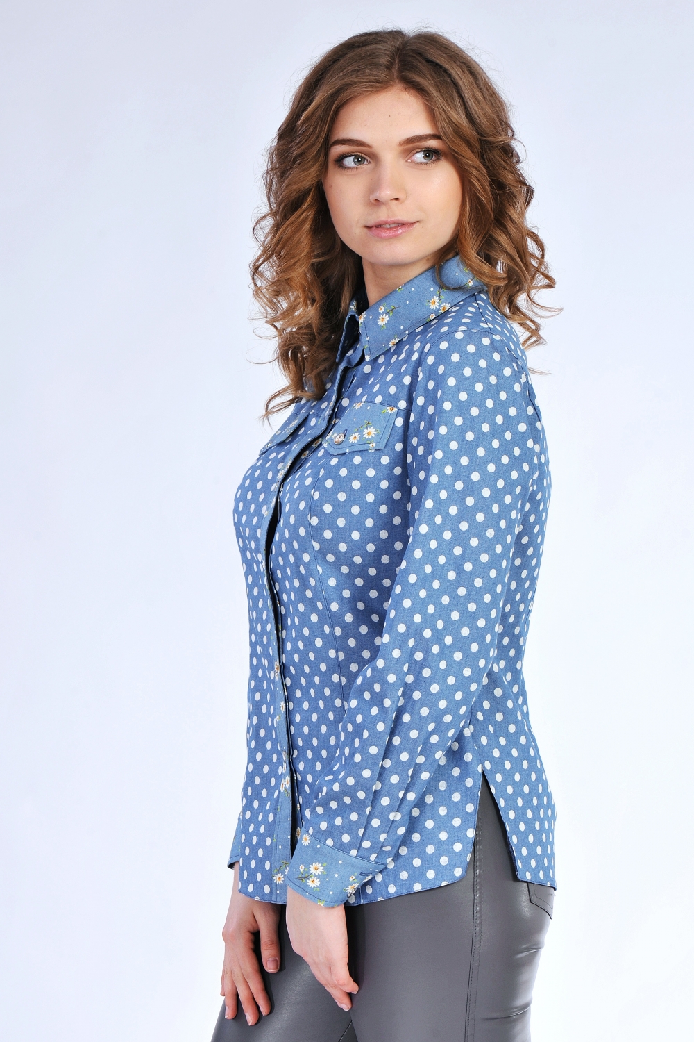 Джинсовая женская рубашка с принтом