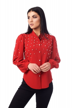 Красная блузка с жемчугом